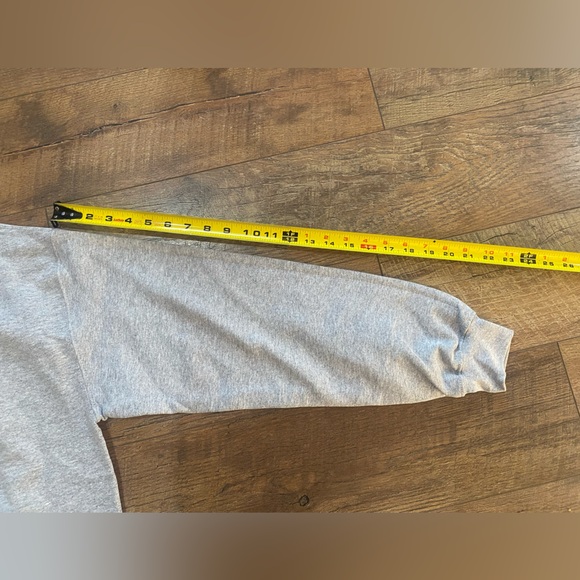 NEW Gildan Gray Crewneck Sweater with Festive Highland Cow Design - Picture 6 of 6